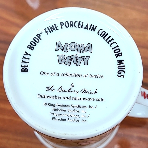 Betty Boop Fine Porcelain Collector Mugs Set of 2 Gimme A Boop & Aloha Betty - Picture 7 of 14